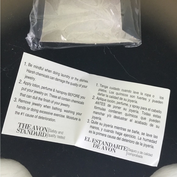 Avon Uniquely Designed Goldtone teardrop earrings - Picture 2 of 8